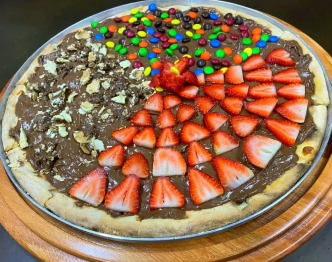 Pizza doce com confeitos e morangos