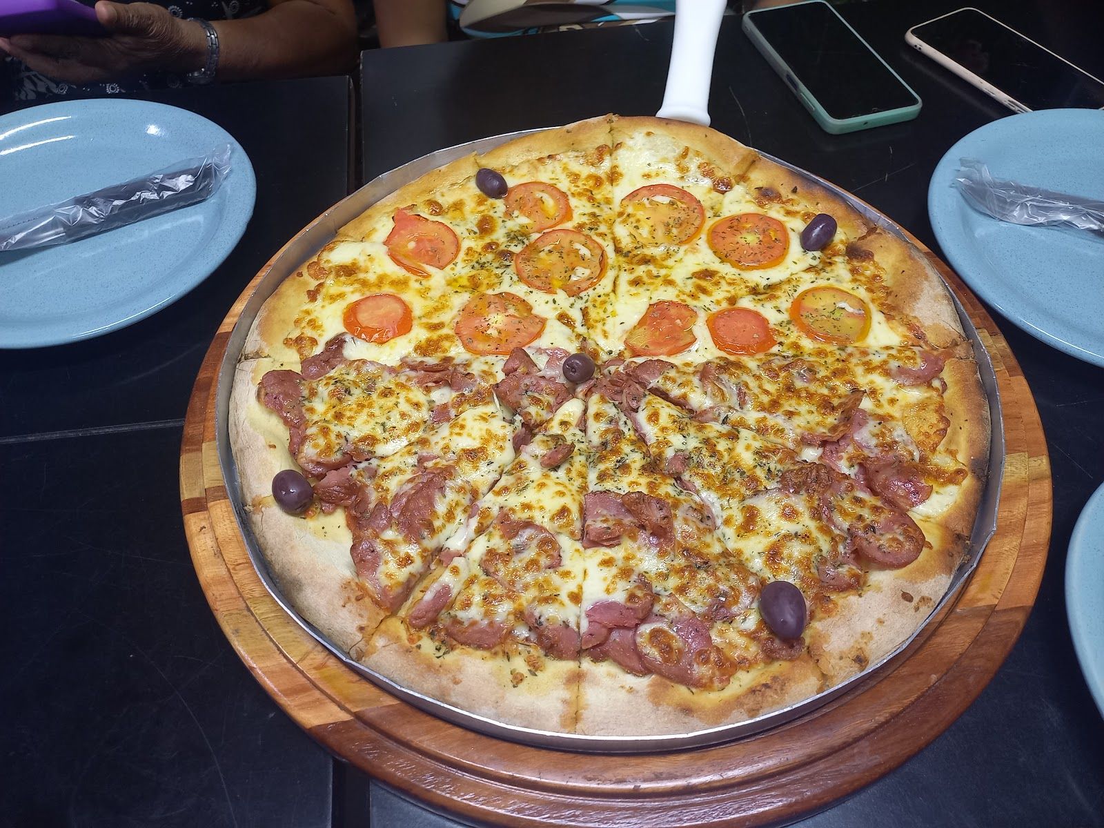Pizza com rodelas de tomate e azeitonas