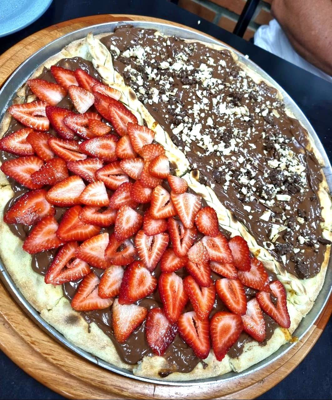 Pizza doce de chocolate com morango