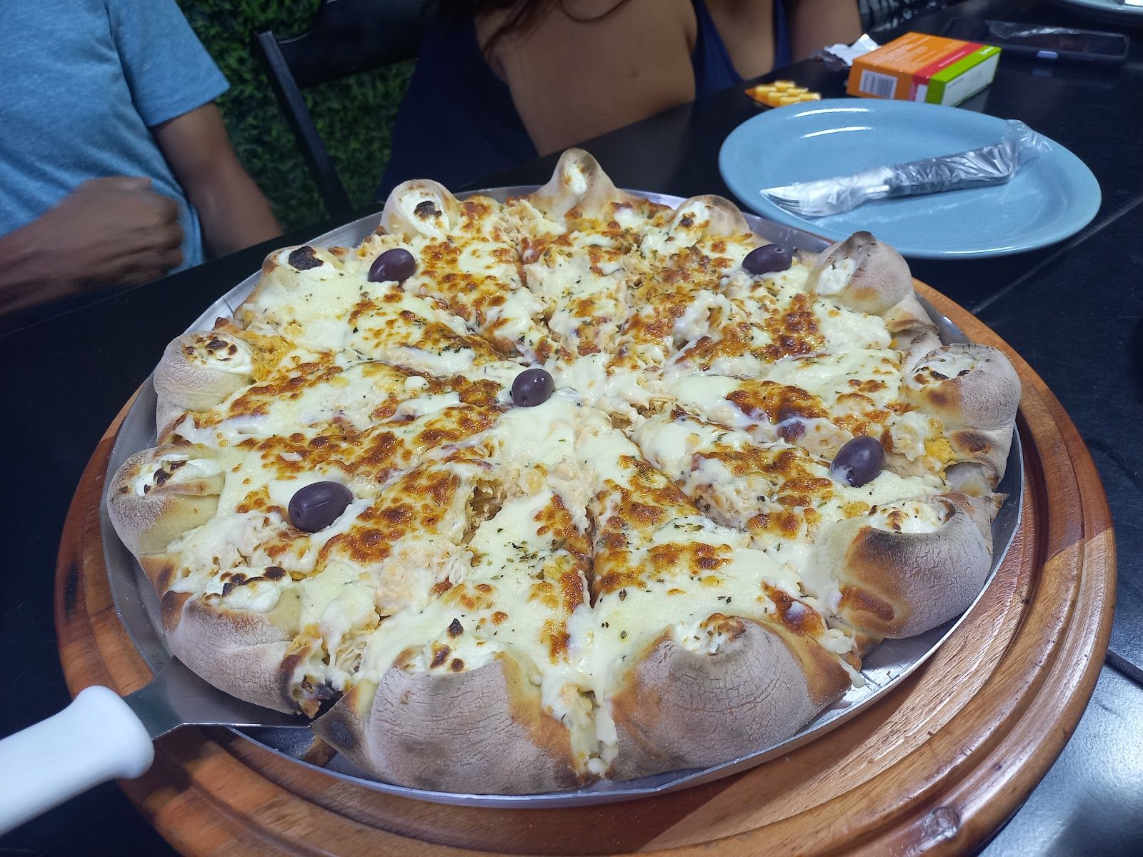 Pizza com borda recheada e azeitonas da Novo Sabor